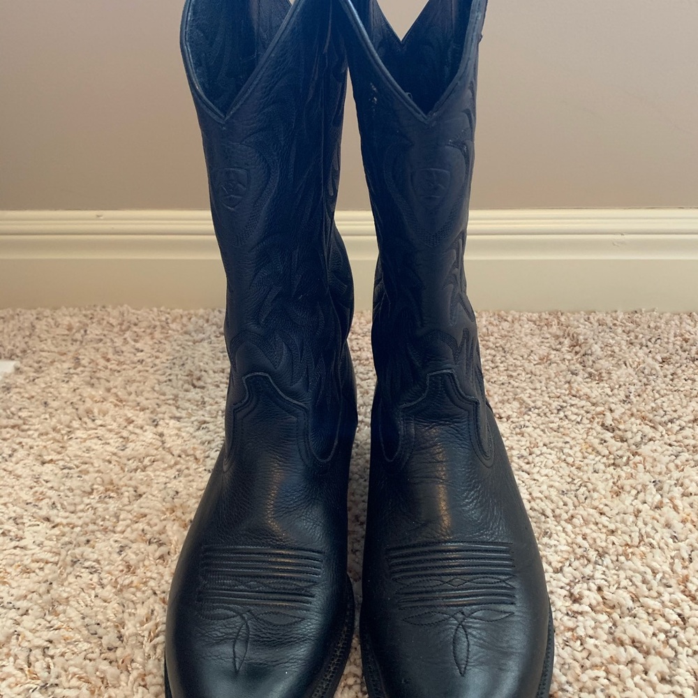 Men’s Ariat size 11 D black western boots.